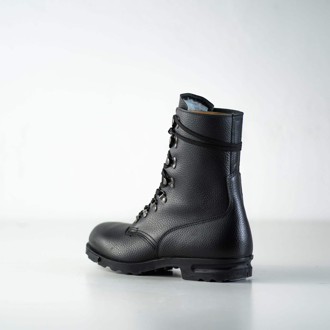 Samelin M77 legerkisten close-up, volnerfleer combat boots