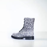 Samelin 511 Punk-Boots mit grauem Blumenmuster – Ansicht schräg von vorne